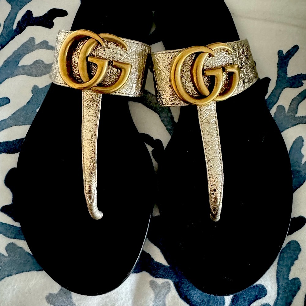 Gucci, leather thong sandals with double G. Size 36
